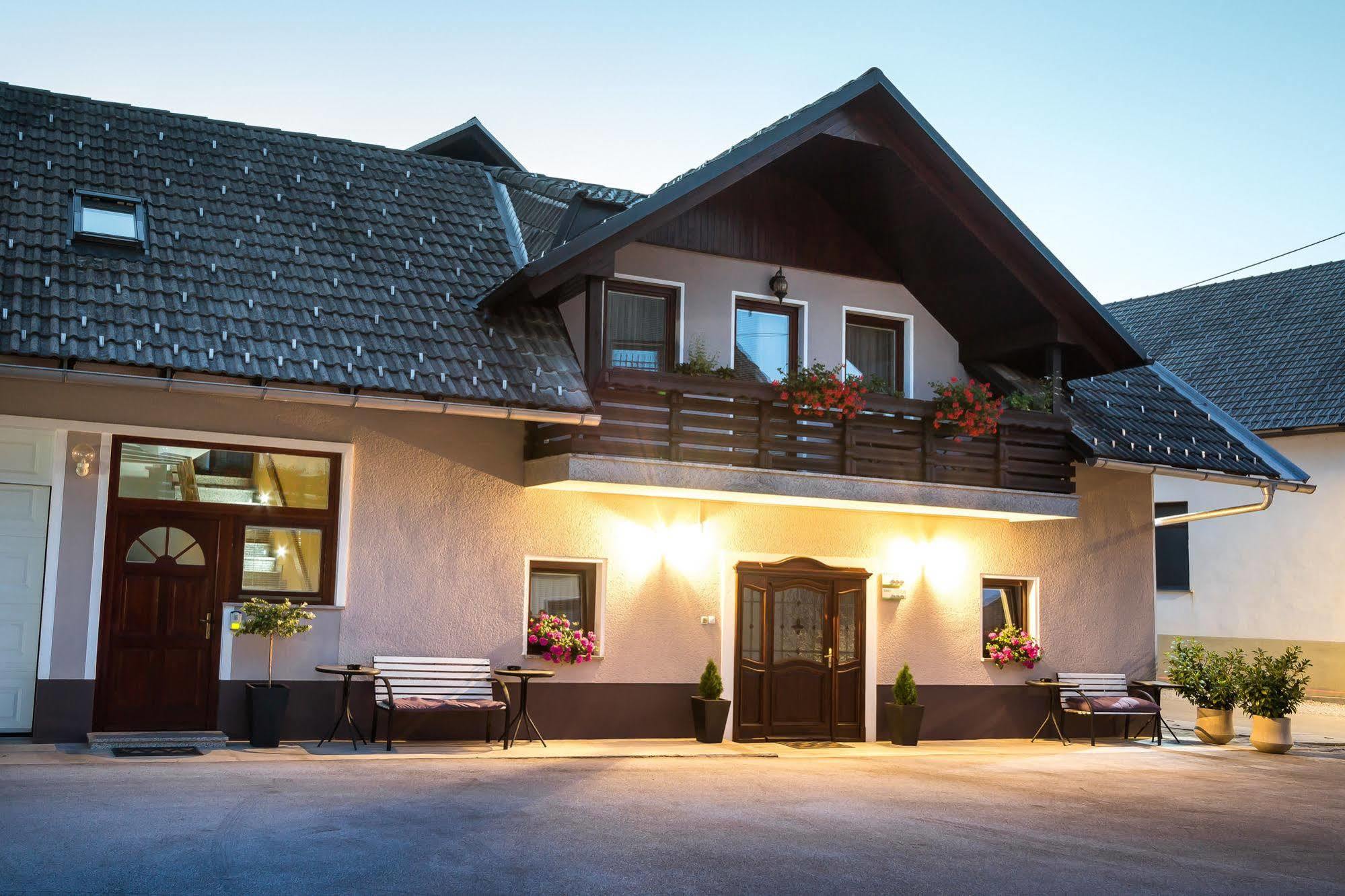 Rooms & Apartments Kepic, Airport Accomodation Cerklje na Gorenjskem Exterior foto